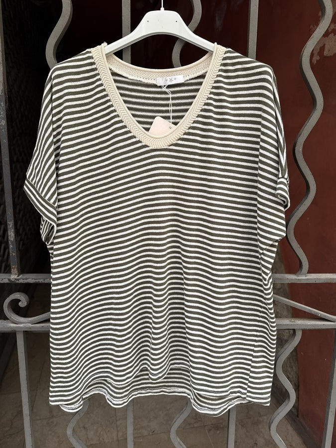 T-shirt col V rayé kaki