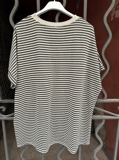 T-shirt col V rayé kaki