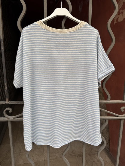 T-shirt col V rayé bleu ciel