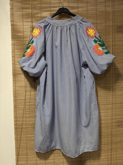 Robe manches brodées rayée bleue