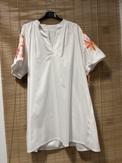 Robe manches brodées blanche