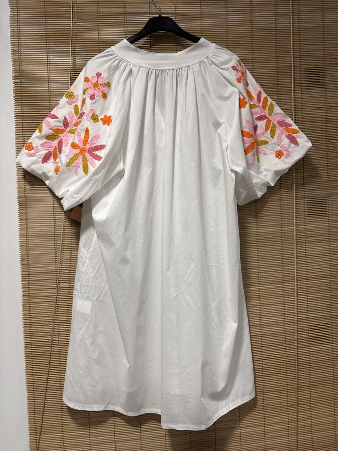 Robe manches brodées blanche