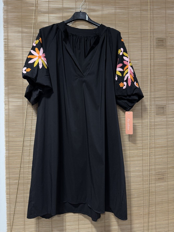 Robe manches brodées noire