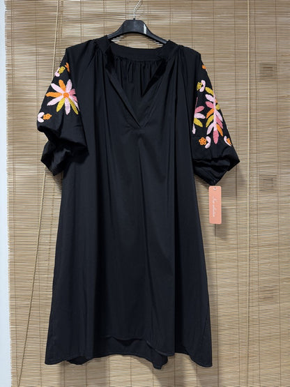 Robe manches brodées noire