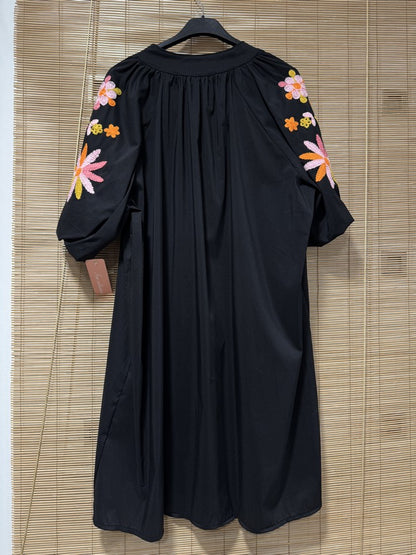 Robe manches brodées noire