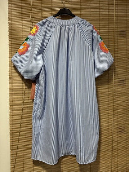 Robe manches brodées rayée bleu ciel