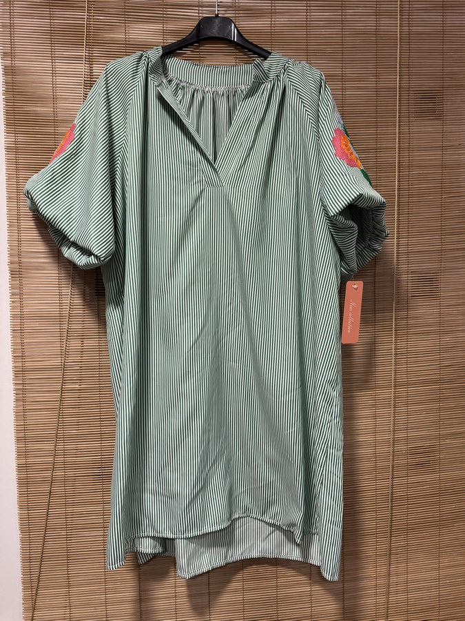 Robe manches brodées rayée vert gazon