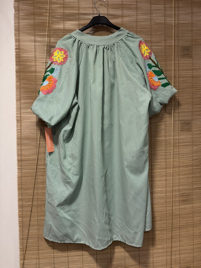 Robe manches brodées rayée vert gazon