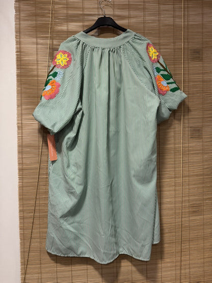 Robe manches brodées rayée vert gazon