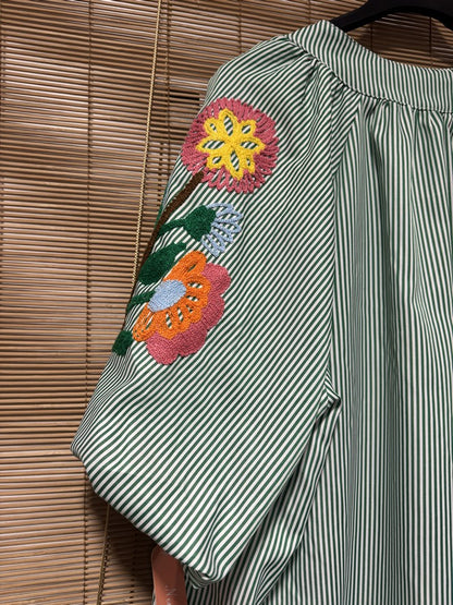 Robe manches brodées rayée vert gazon