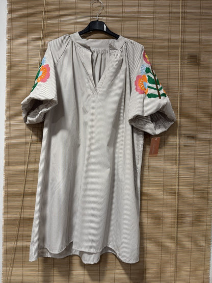 Robe manches brodées rayée beige