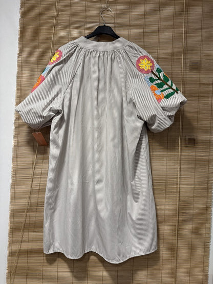 Robe manches brodées rayée beige