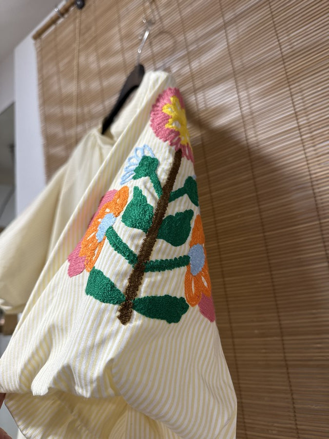 Robe manches brodées rayée jaune