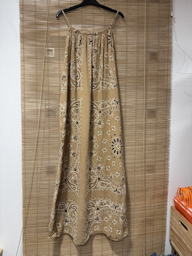 Robe longue à bretelles gaze de coton bandana camel