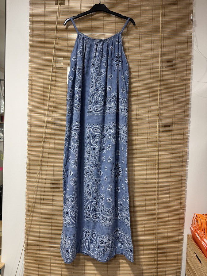 Robe longue à bretelles gaze de coton bandana bleu jean