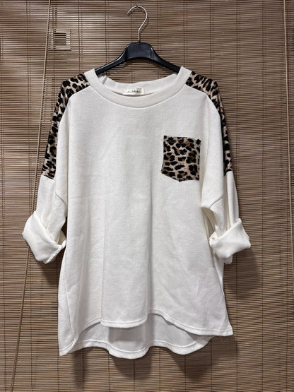 Sweat velours léopard poche poitrine blanc
