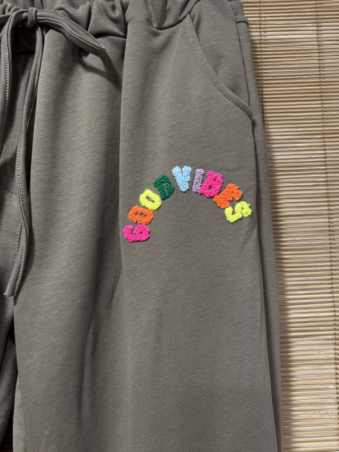 GRANDE TAILLE - Jogging GOOD VIBES taupe