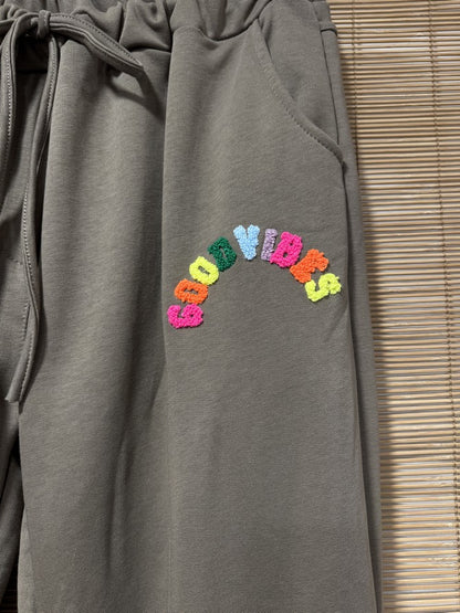 GRANDE TAILLE - Jogging GOOD VIBES taupe