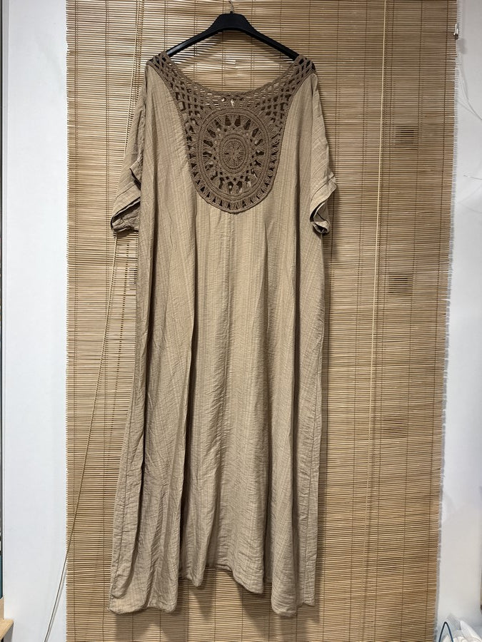 GRANDE TAILLE - Robe fluide brodé dans le dos camel