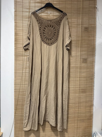 GRANDE TAILLE - Robe fluide brodé dans le dos camel