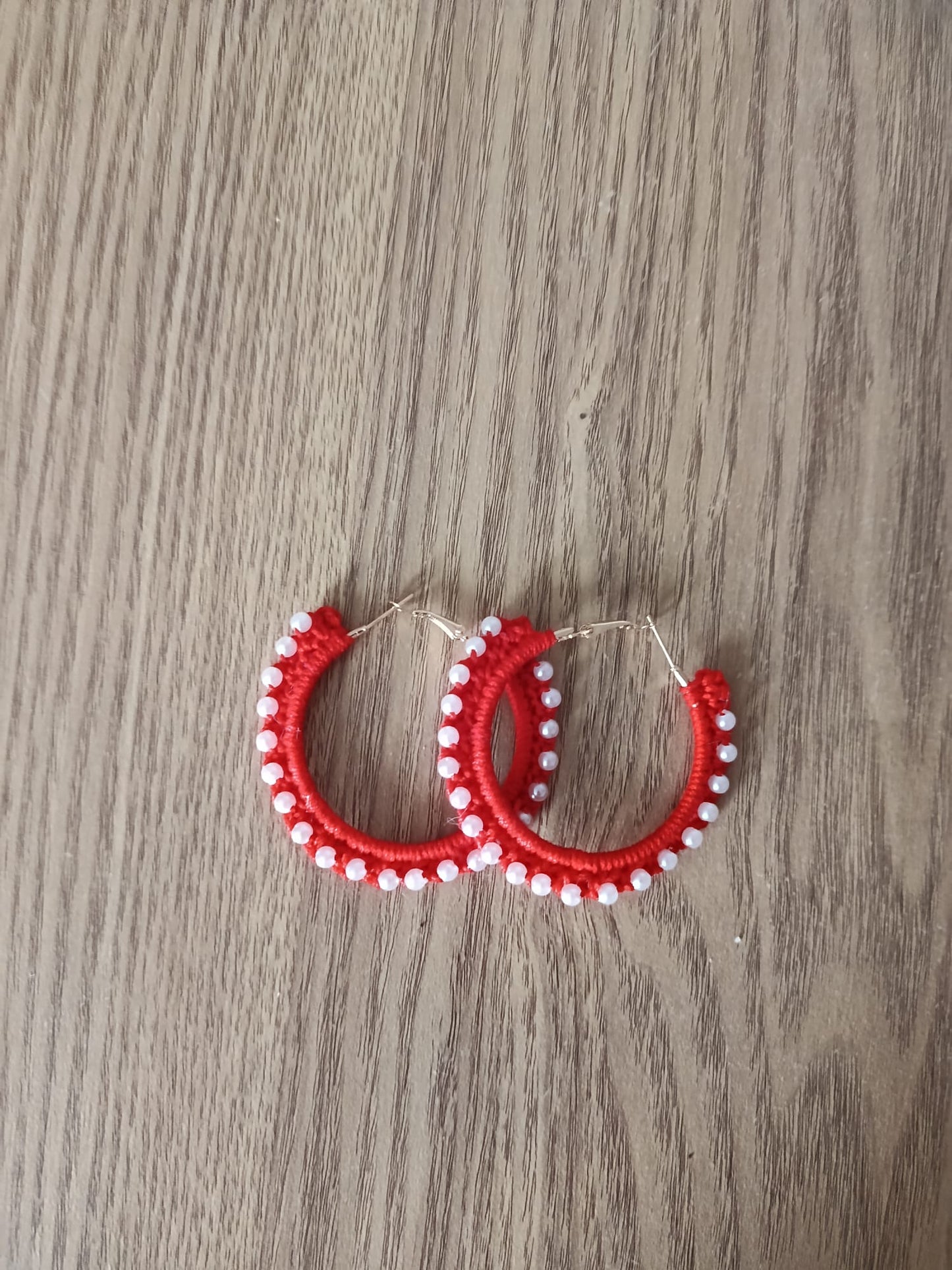 Boucles d'oreilles rouges perlées