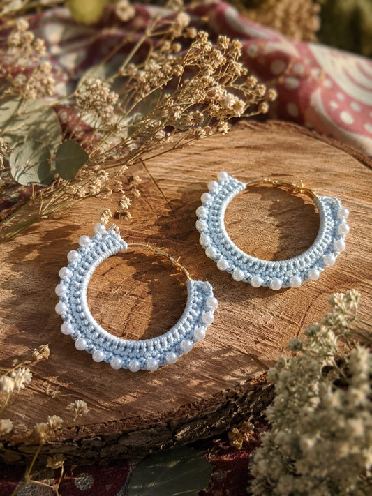 Boucles d'oreilles bleu ciel perlées