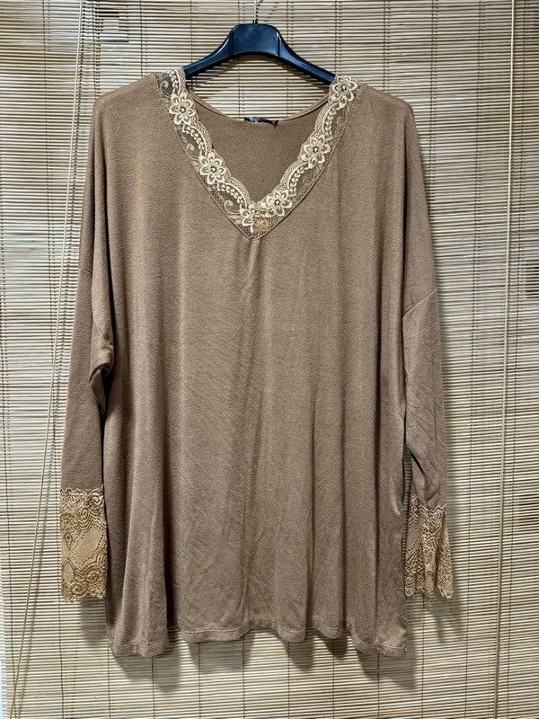 GRANDE TAILLE - Pull fin col V dentelle camel
