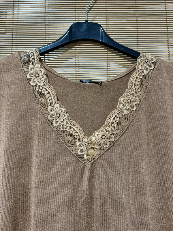 GRANDE TAILLE - Pull fin col V dentelle camel