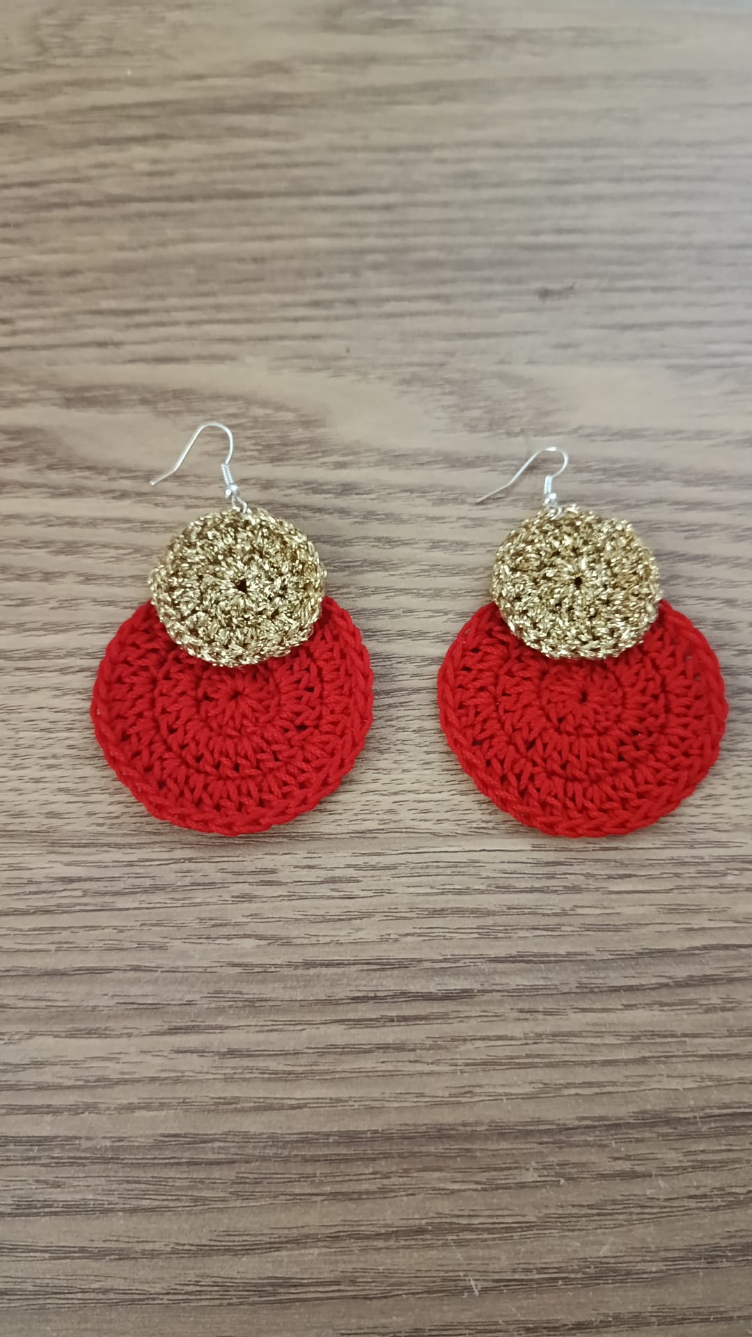 Boucles d'oreilles tricotées rouges et or