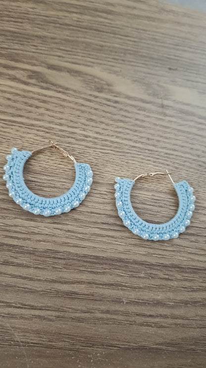 Boucles d'oreilles bleu ciel perlées
